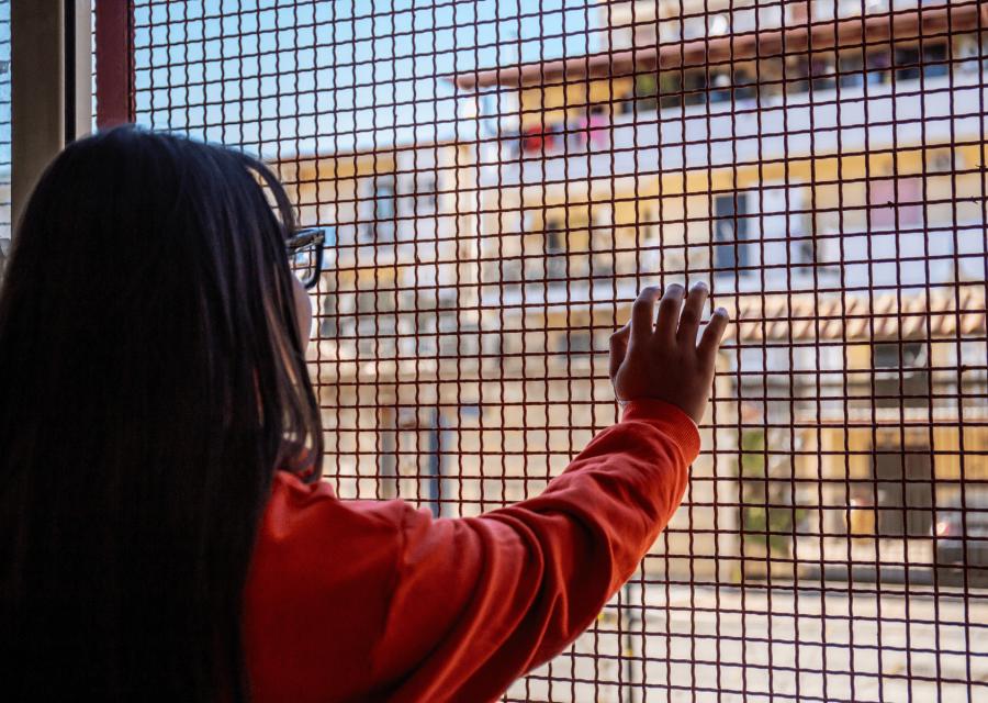 Bambina di fronte ad una ringhiera 