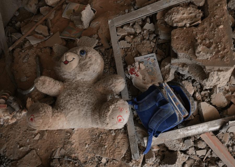 Pupazzo su macerie di guerra