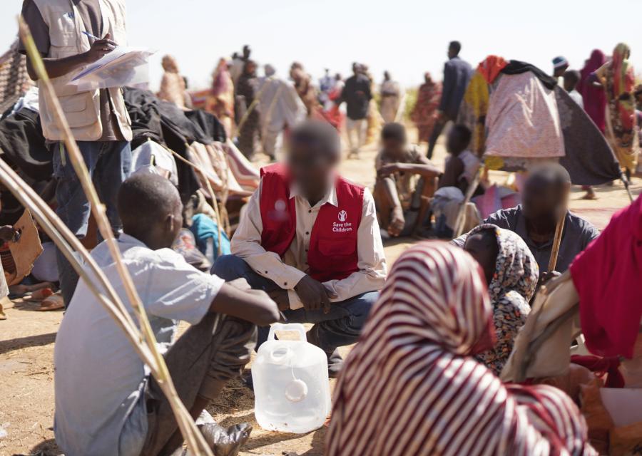 Operatore Save the Children che supporta popolazione sudanese in fuga