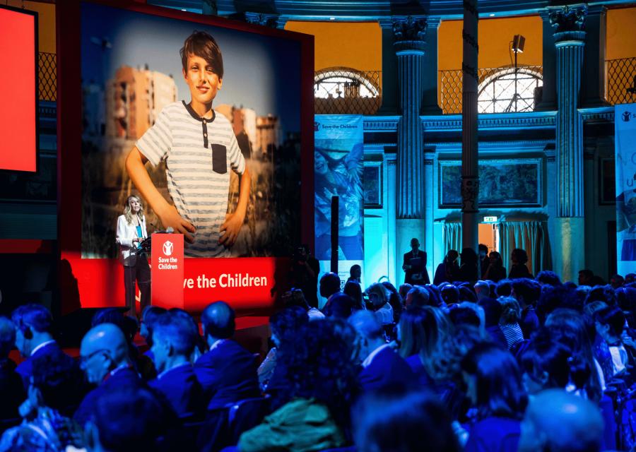 Direttrice Generale che parla su un palco a Impossibile 