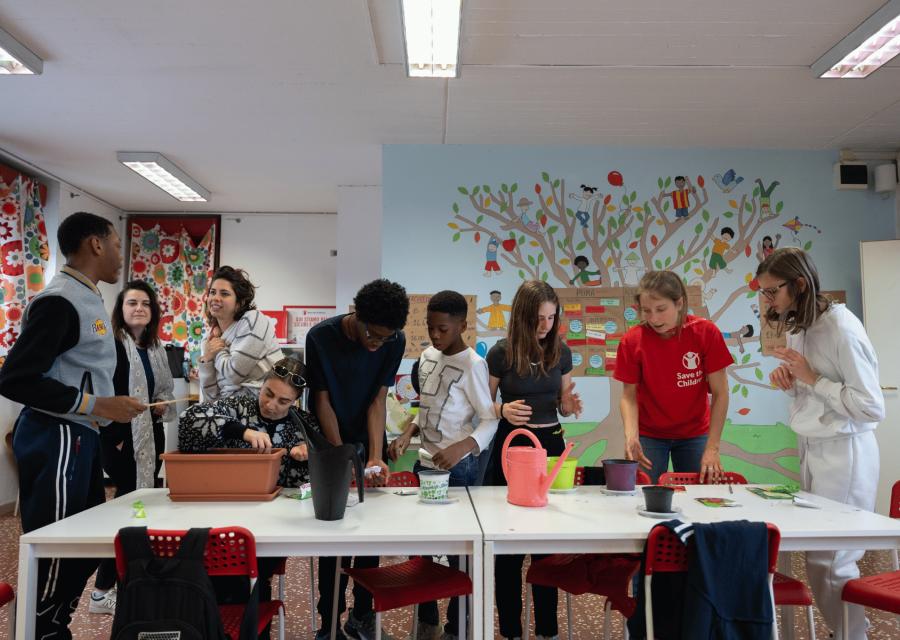 Bambini e bambine che fanno attività di Fuoriclasse in Movimento