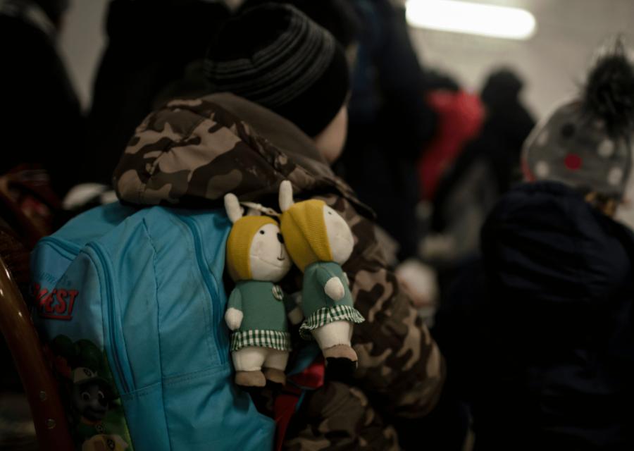 bambino con pupazzi e zaino in viaggio