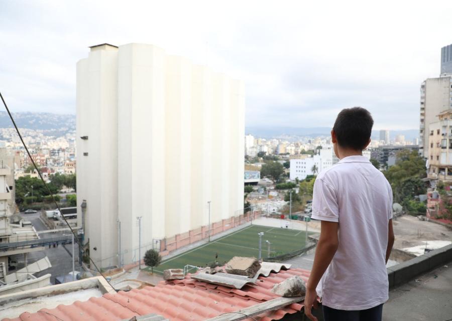 bambino di spalle davanti il panorama cittadino
