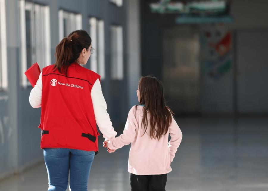 bambina con operatrice save the children