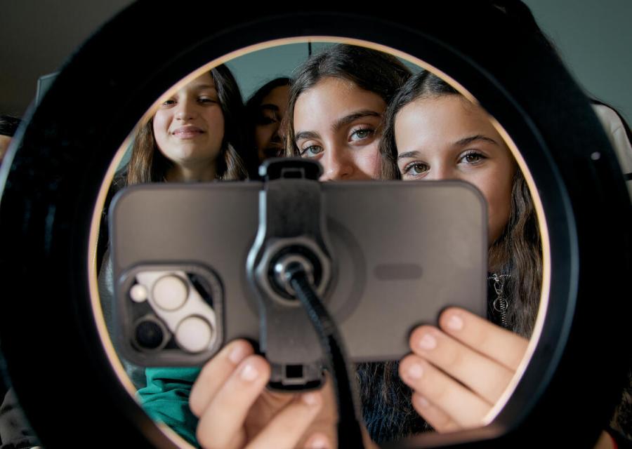 Tre ragazze si fanno un selfie con il cellulare