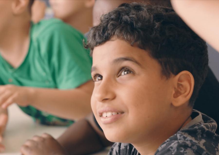 Bambino che guarda verso l'alto sorridente
