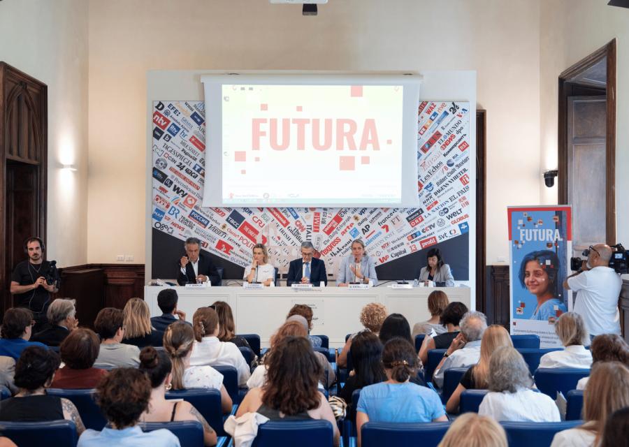 Pannello di cinque persone a un evento per il progetto FUTURA