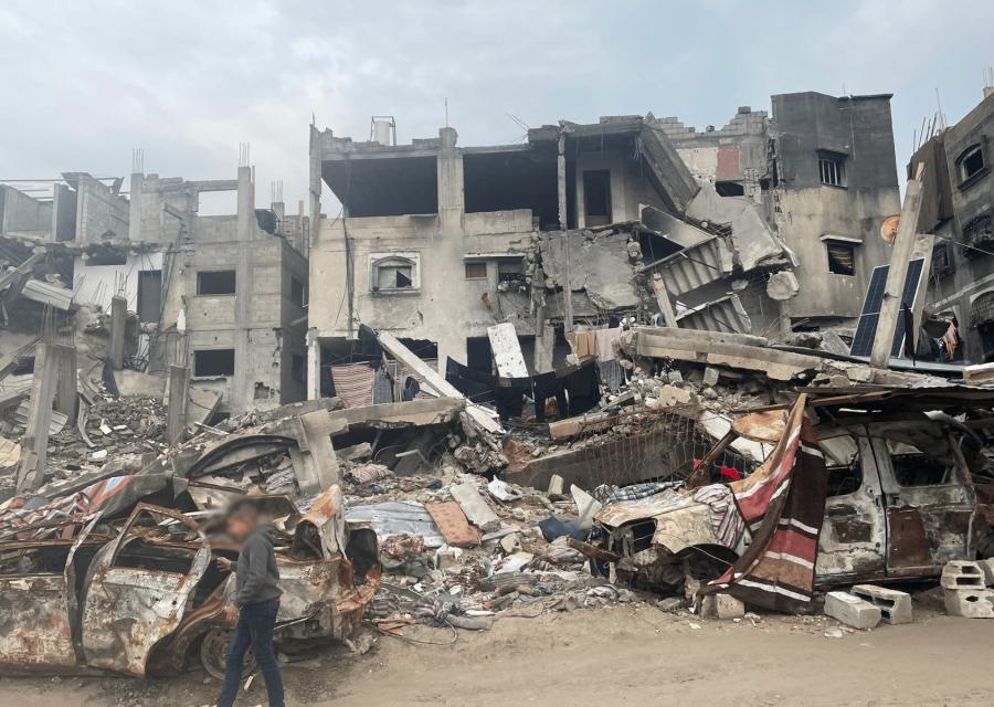 Bambino a Gaza con sfondo di macerie 