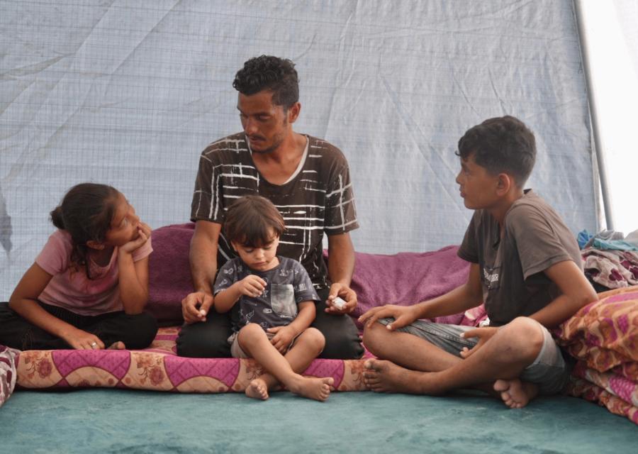 famiglia dentro una tenda a Gaza
