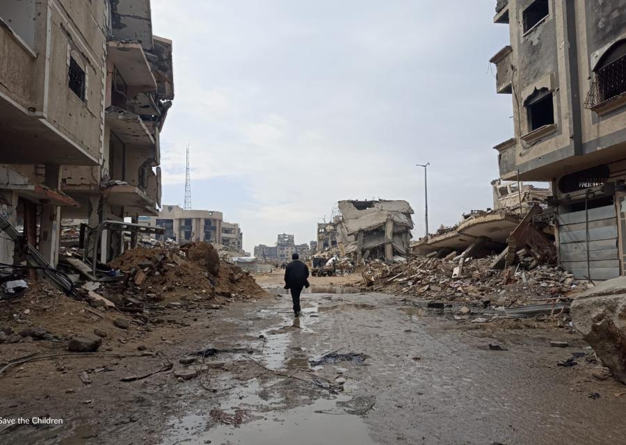 persona di spalle davanti alle macerie di Gaza