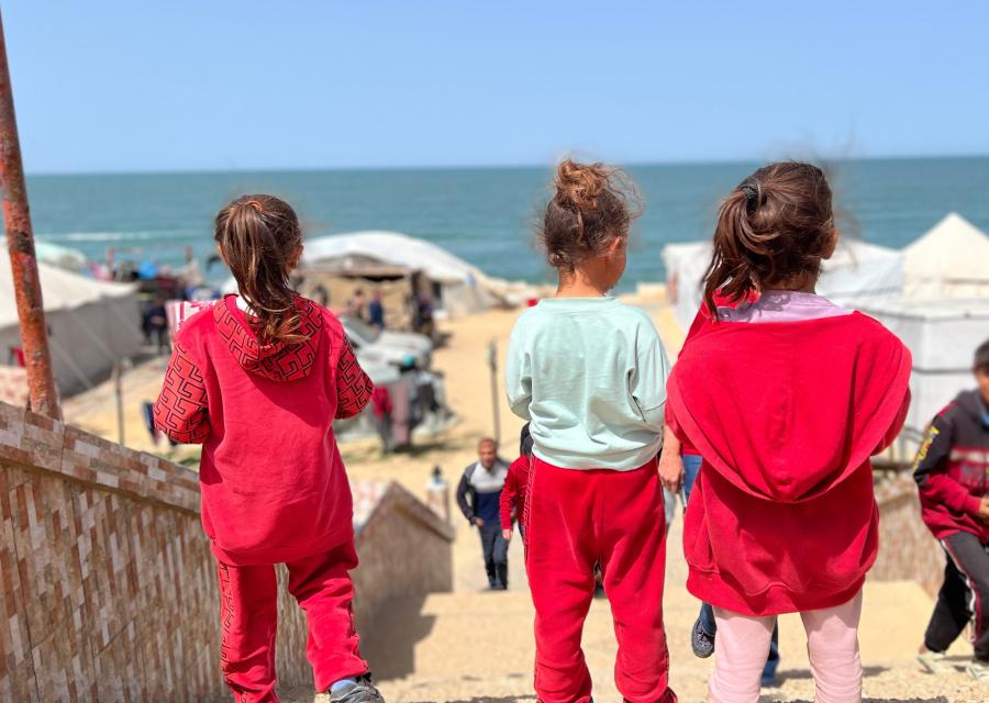 bambine davanti al mare 