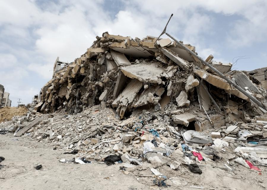 Edifici distrutti e macerie a Khan Younis a Gaza