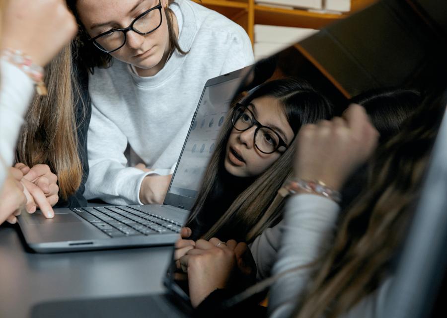 Giovani che usano il computer