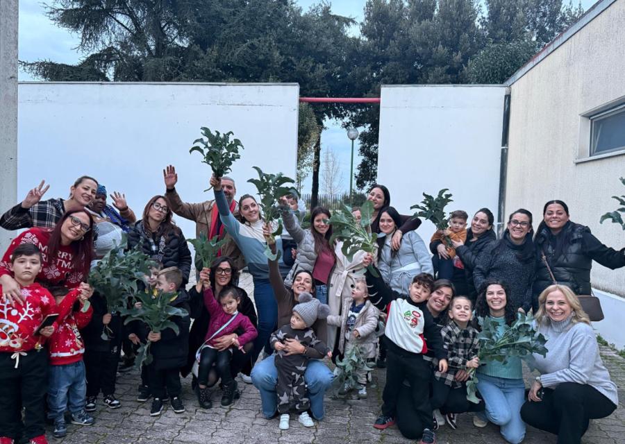 bambini e genitori con piante in mano