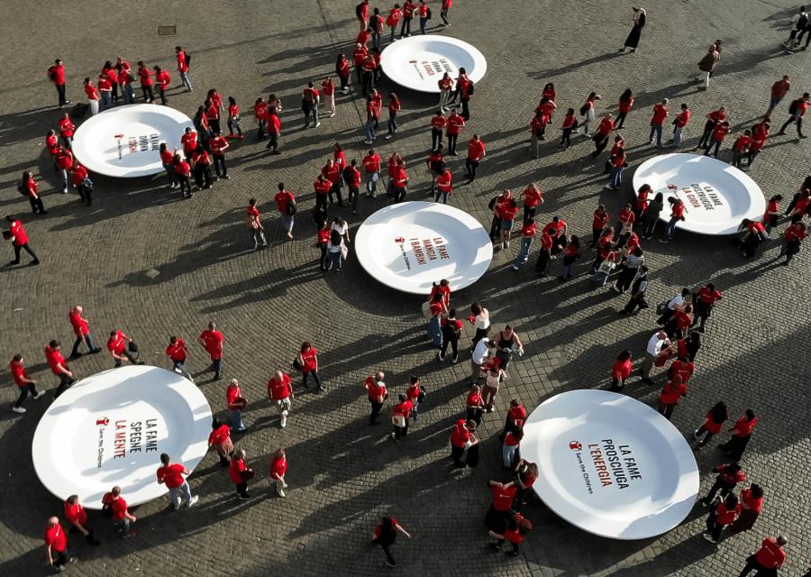 dimostrazione staff Save the Children a Piazza del Popolo con piatti vuoti