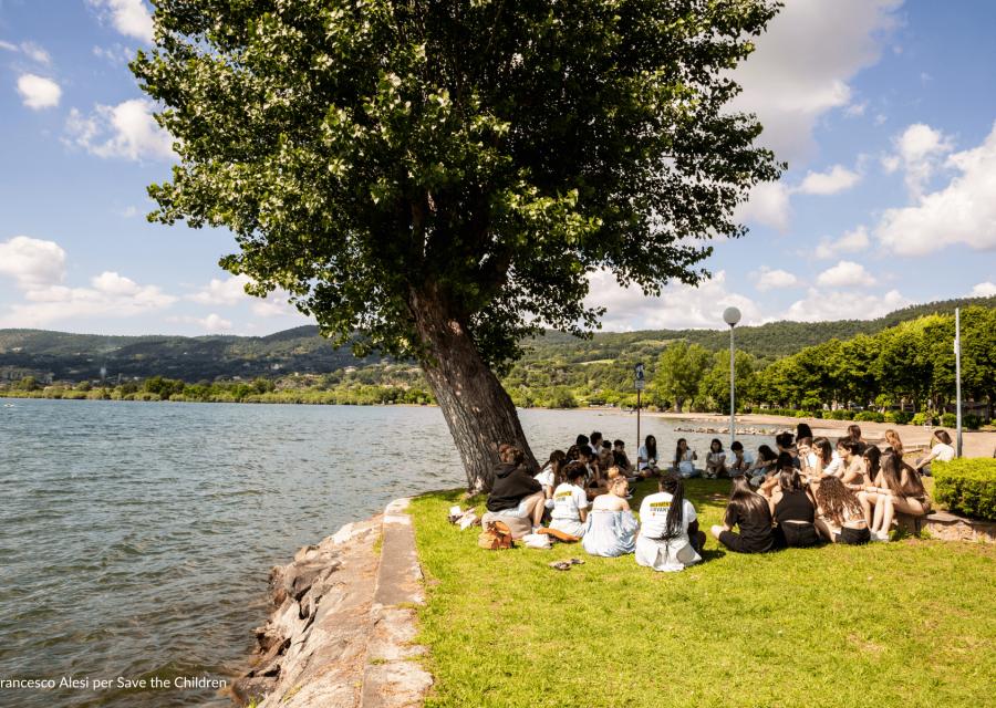 studenti sotto un albero che svolgono attività