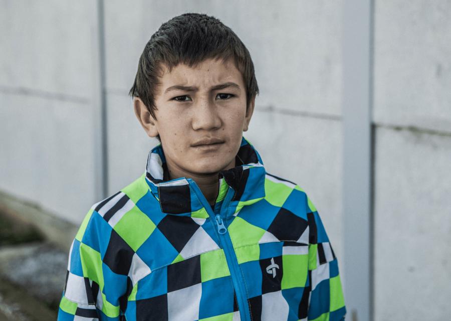 primo piano di ragazzo migrante arrivato in Grecia