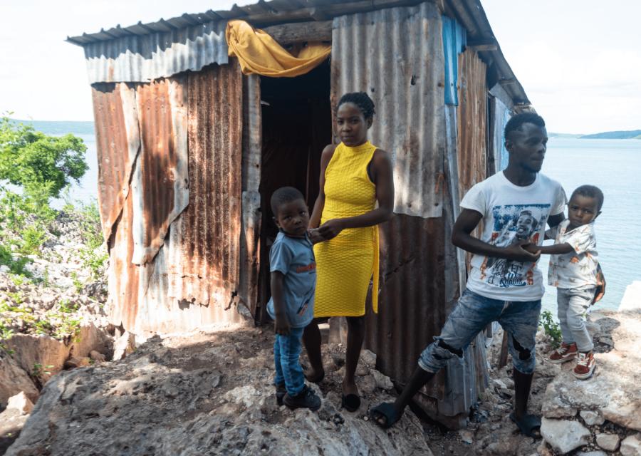 Famiglia di Haiti di fronte la loro casa 