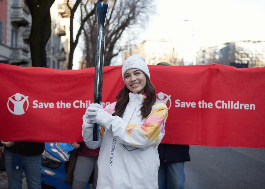 Hiba tedofora per la pace per Save the Children nel percorso della Fiamma Olimpica di Milano-Cortina2026.