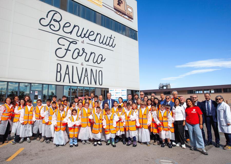 Gruppo di ragazzi e ragazze in visita di fronte allo stabilimento di Balvano di Ferrero