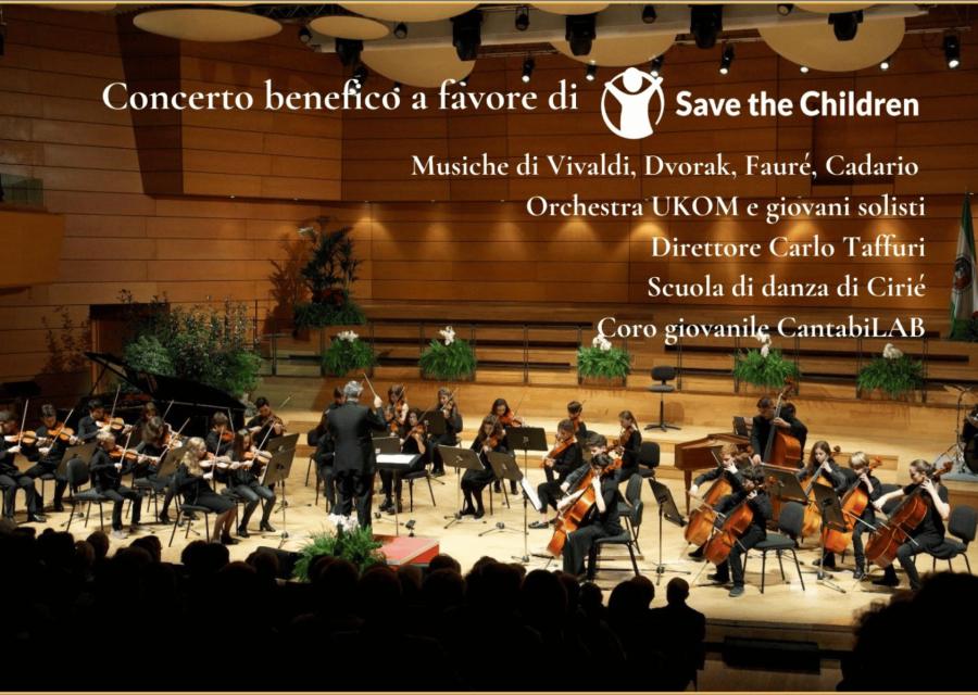 Palco con strumenti musicali e musicisti in concerto 