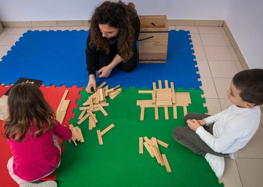 due bambini giocano con una donna