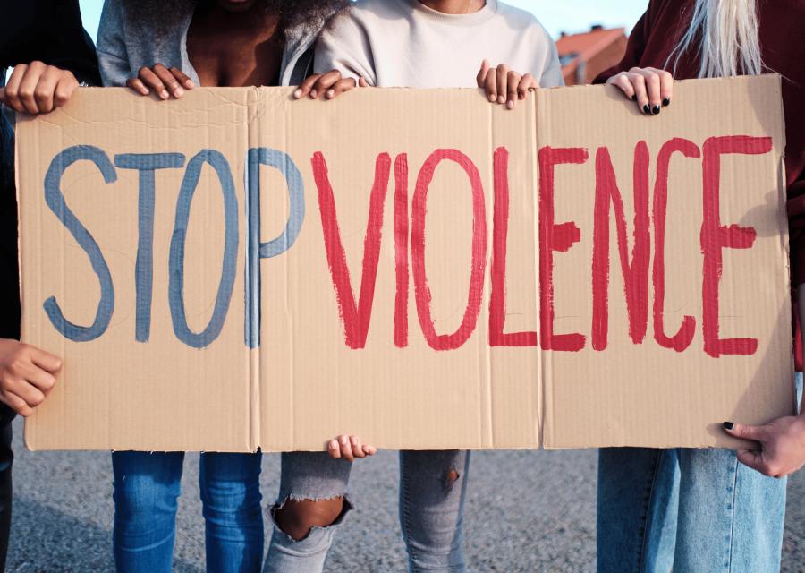 bambini tengono in mano cartellone stop violence 