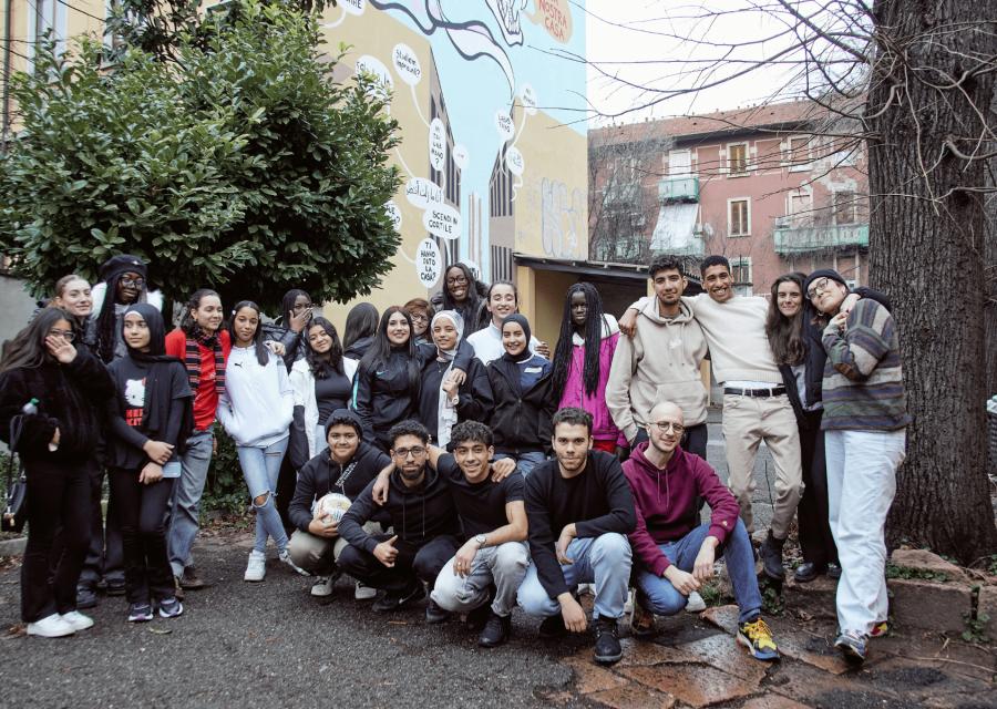 La pallavolista Paola Egonu con i ragazzi e le ragazze del Punto Luce di Milano