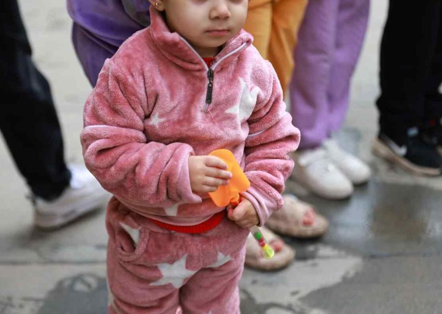 bambina stringe tra le mani un peluche