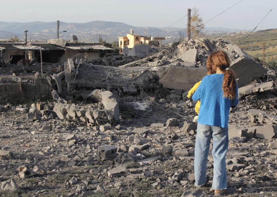 Bambina di spalle con sfondo edifici distrutti in Libano 