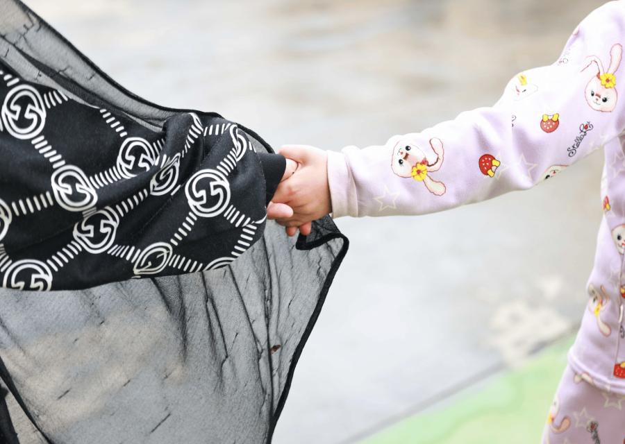 mamma e bambina che si tengono per mano 