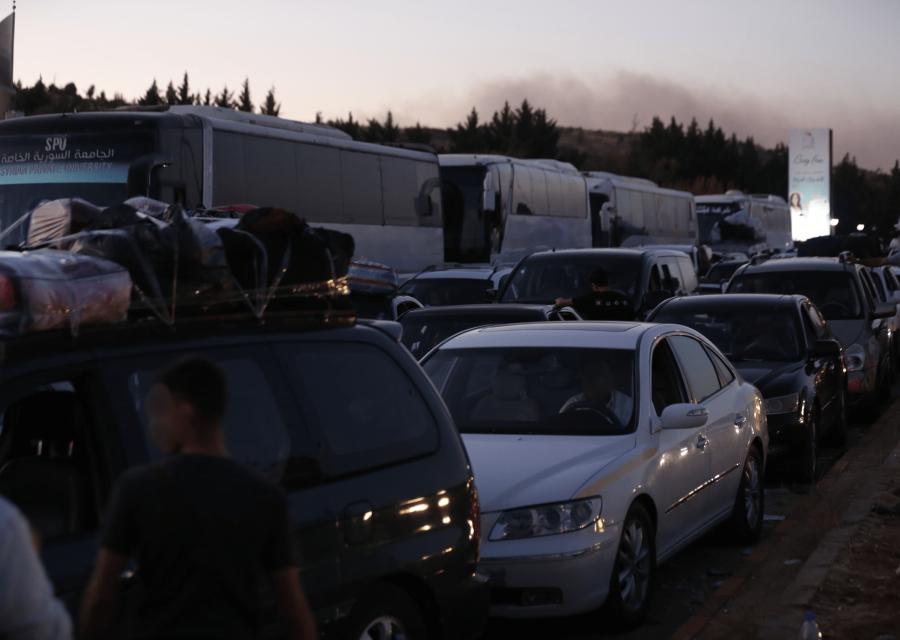 Le auto sono cariche di bagagli di famiglie fuggite dal conflitto in Libano oltre il confine con la Siria