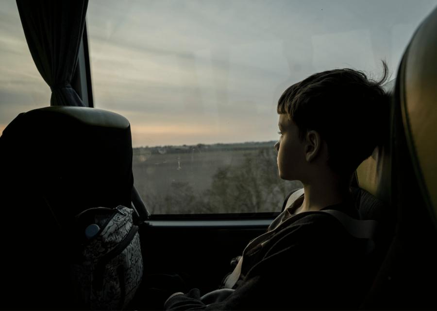 bambino su autobus guarda fuori dal finestrino