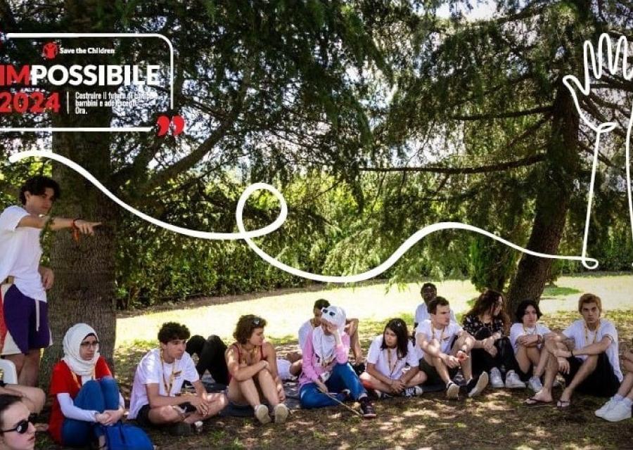 Bambini seduti su un prato 