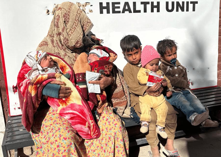 Bambini con la madre di fronte alla clinica di Save the Children