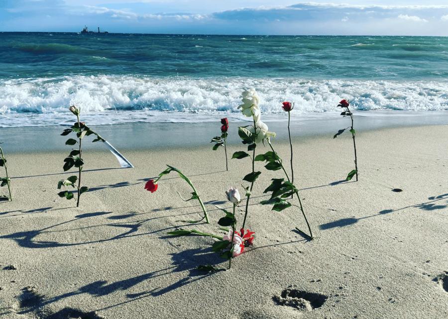Fuori sulla spiaggia di Cutro per memoria delle vittime del naufragio del 2023