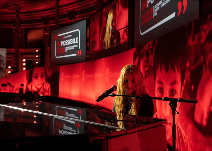 Noemi che suona il pianoforte alla serata di gala di una notte per impossibile 2022