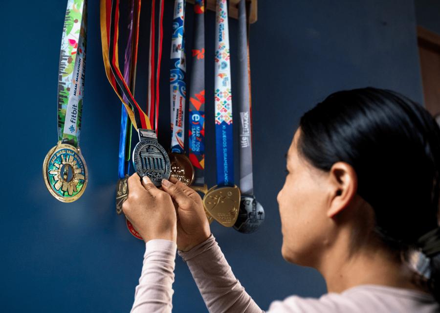 Inés Melchor, peruviana, atleta di lunga distanza, ha partecipato alle Olimpiadi di Atene 2004, Londra 2012 e Rio de Janeiro 2016, che sostiene Save the Children, mostra le medaglie che ha vinto 