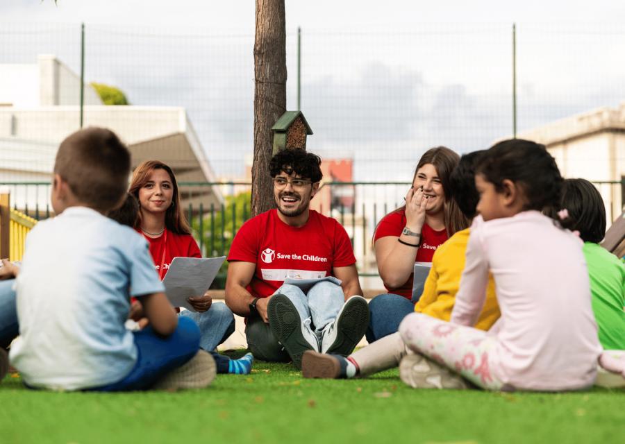 Operatori e operatrici Save the Children al Polo Millegiorni di Catania