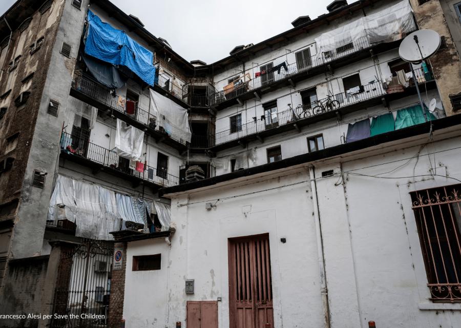 vista su un palazzo rovinato con balconi 