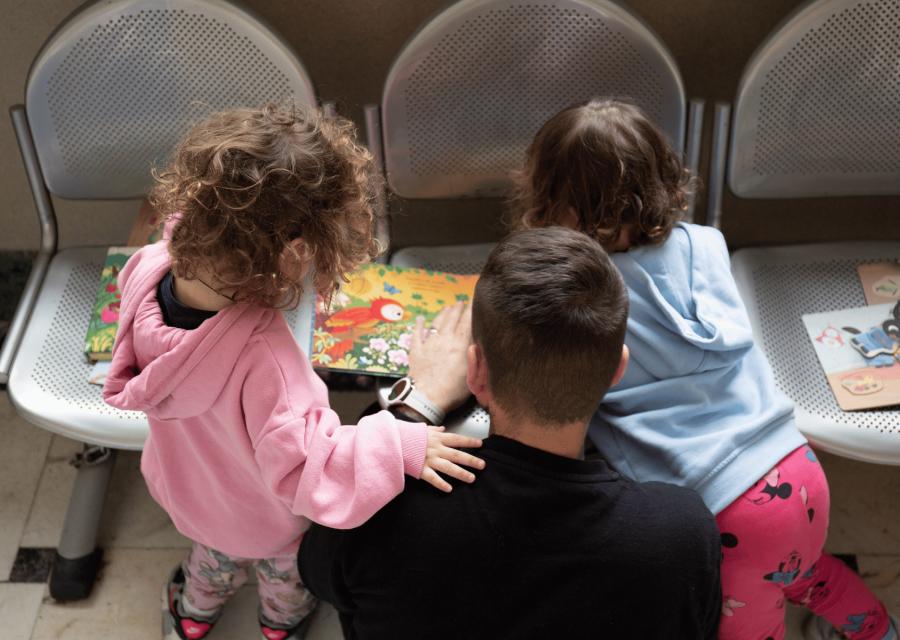 bambini con il papà e dei libri 