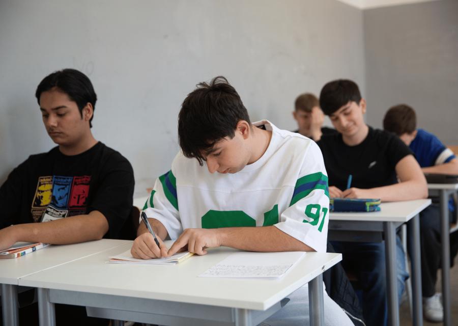 Studenti e studentesse mentre seguono le lezioni.