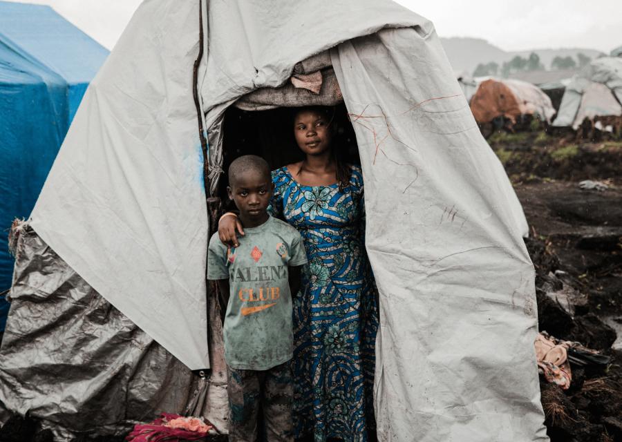Famiglia in Repubblica Democratica del Congo con madre e bambino in una tenda