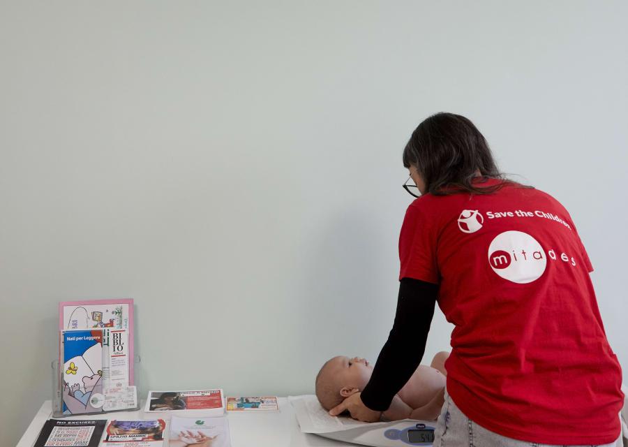 operatrice aiuta mamma con un bambino