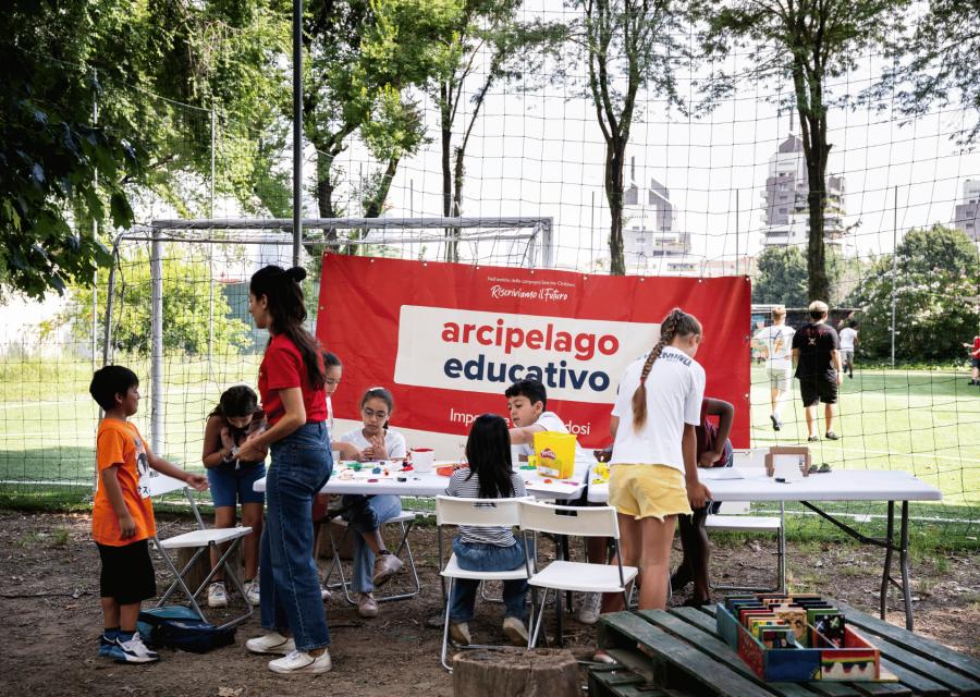 Bambini e bambine in estate che partecipano a Arcipelago Educativo in contrasto al Summer learning loss