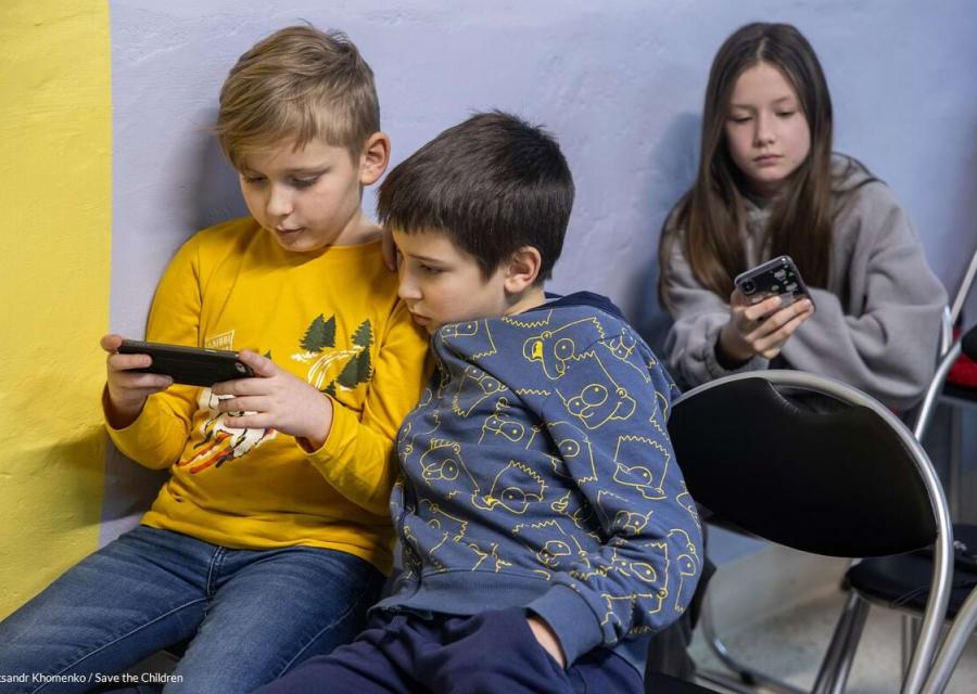 Bambini giocano con lo smartphone