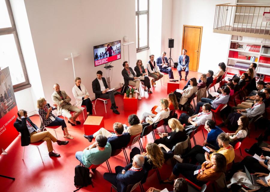 relatori e pubblico durante convegno Save the Children
