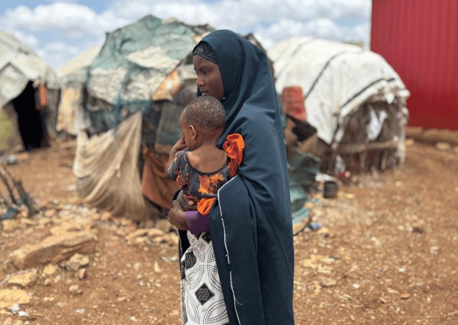 Donna con bambino in braccio in un campo per sfollati in Somalia