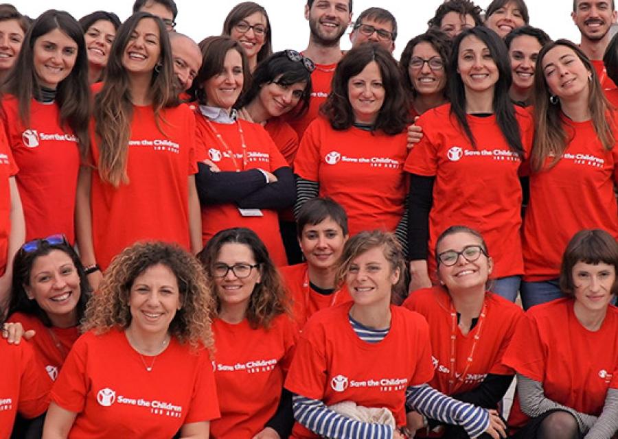 Un gruppo di dipendenti di Save the Children sorridenti