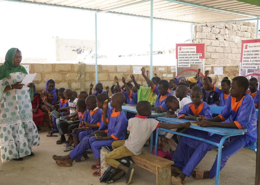 classe di bambini senegalesi seduti ai banchi
